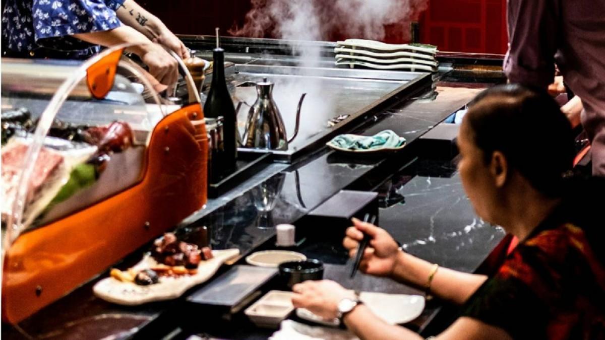 鄰座情侶「狂點山珍海味」 他批炫耀給誰看？ 見1舉動消氣了