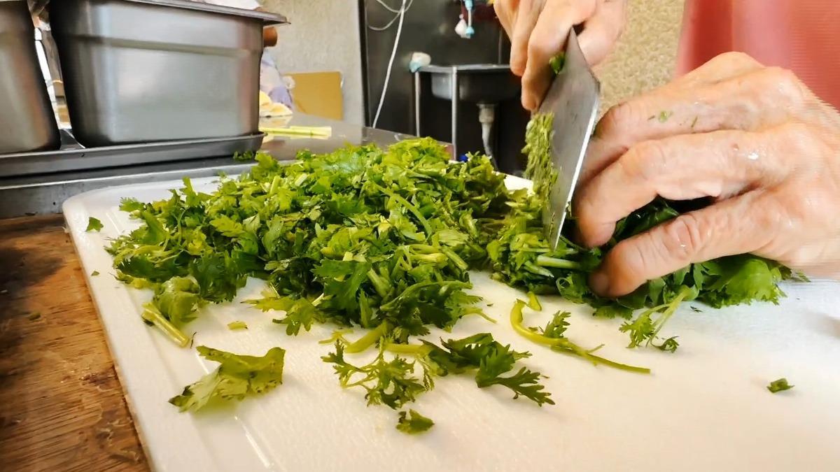 豬血糕靈魂沒了！香菜「1斤80⭢破千元」 資深菜販：買的起吃不到