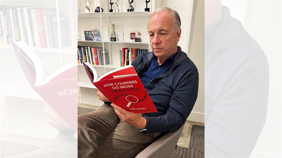 全球多國債務告急！ 橋水創辦人示警：「大撒幣」會崩盤