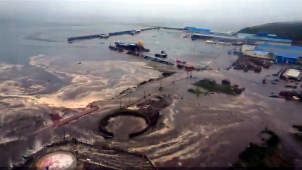 空拍視角！海嘯沖毀俄國小鎮 驚悚畫面流出