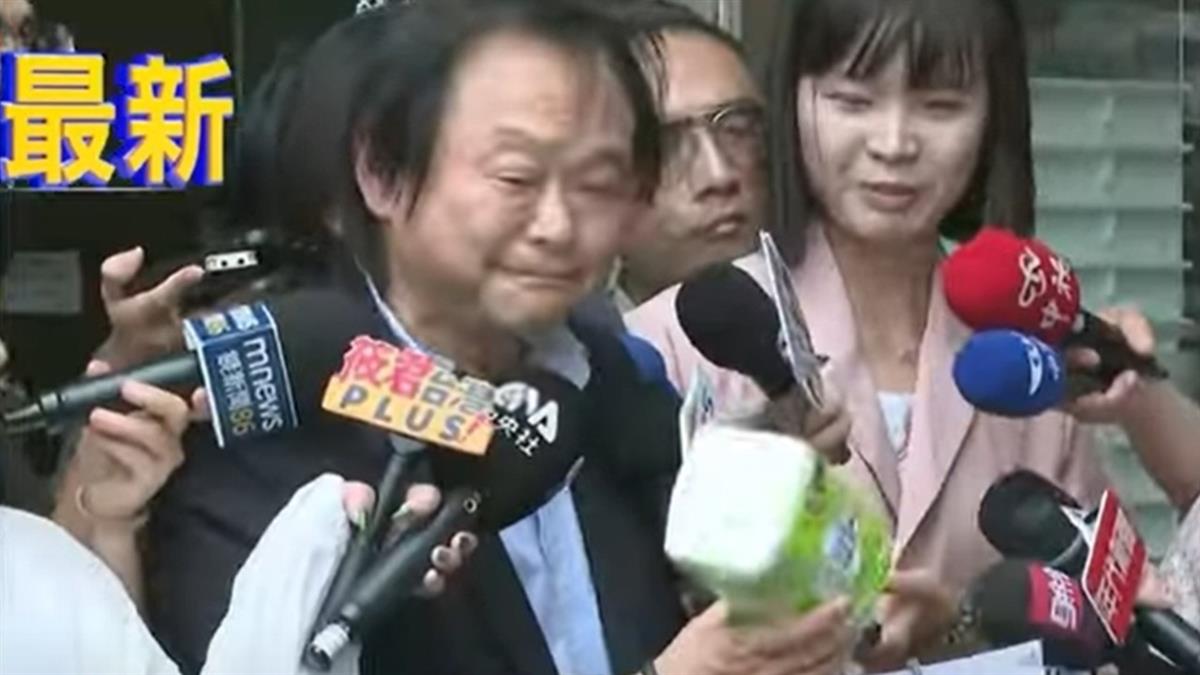 大罷免失敗誰扛責？王世堅送柯建銘衛生紙嗆：自己去擦屁股