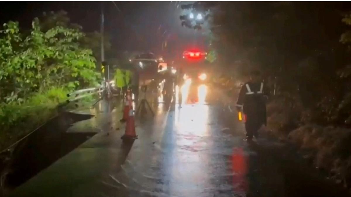 五口墜谷！父跪地喊「小孩在車裡」 三度求救衝谷底後失聯