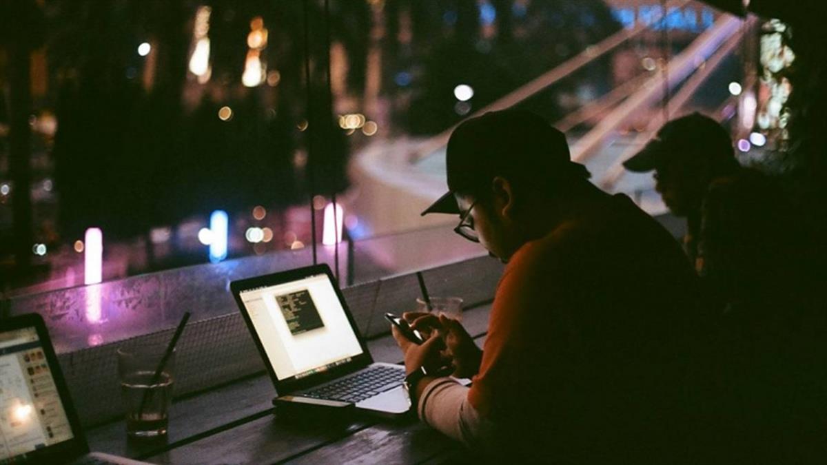 加班90小時「被嫌少想離職」 他月領10萬嘆：生活工作難取捨