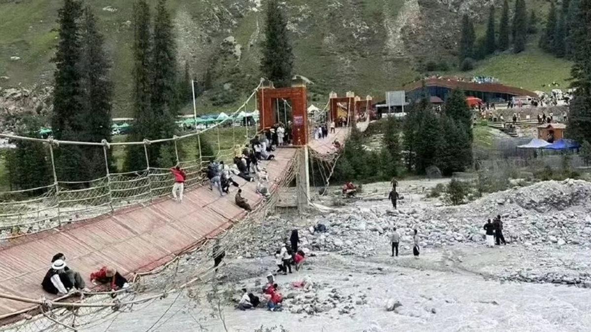 新疆「網紅吊橋」斷裂 遊客重摔溪床5死24傷