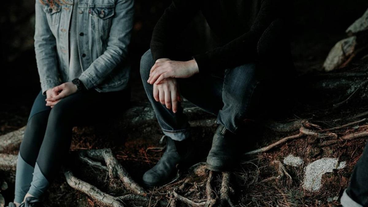 聚餐購物都被查勤！男友還要她「晚上戴手銬」 網看傻：恐怖情人快逃