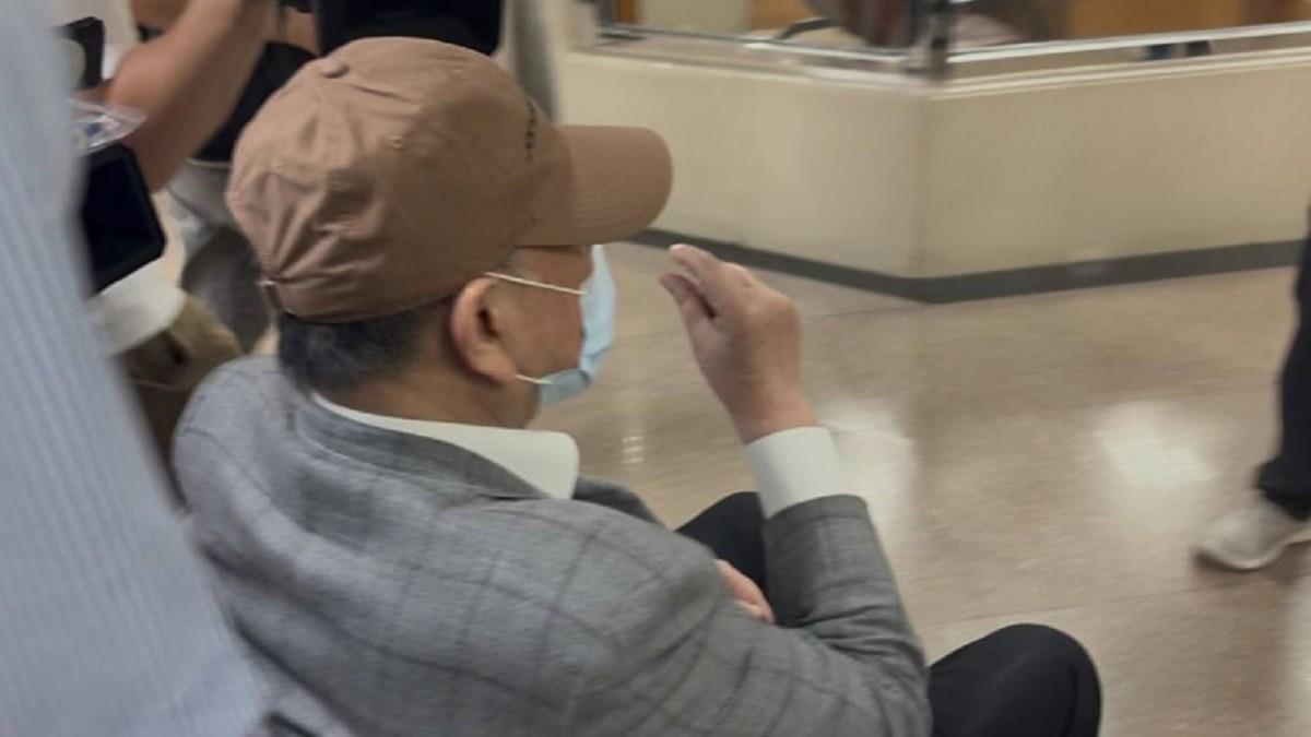 交保後首出庭！沈慶京比1手勢 柯文哲政治獻金關鍵女現身