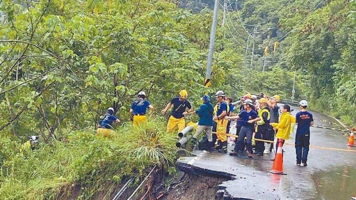 高雄5口墜谷！ 勇爸3度爬坑救妻小 意外險「1原因」恐不賠