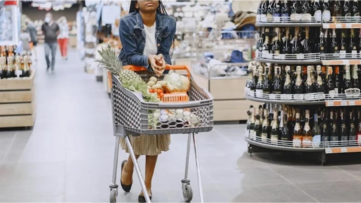 18家賣場超市「2/3亂標價」 消保處要業者：超收須退費