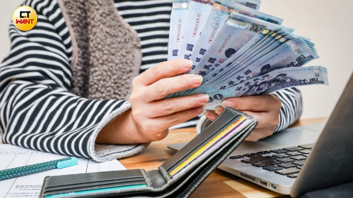 說好薪水上繳「8千零用」 尪偷改薪資買股她心寒：想跟他離婚