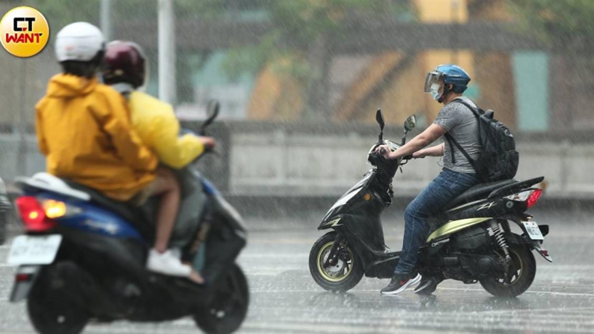 穿雨衣就好？她想買「防水外套」被笑繳智商稅 業者回應了