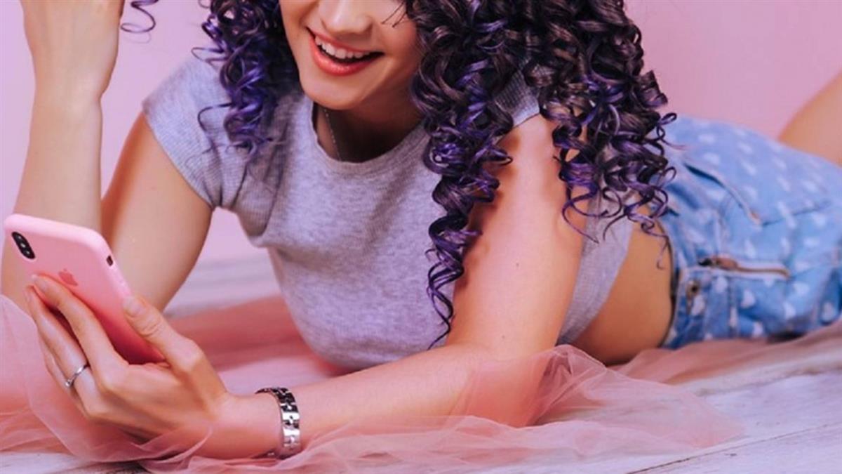 網戀遭騙數十萬！15年後發現「室友扮男友」 她崩潰