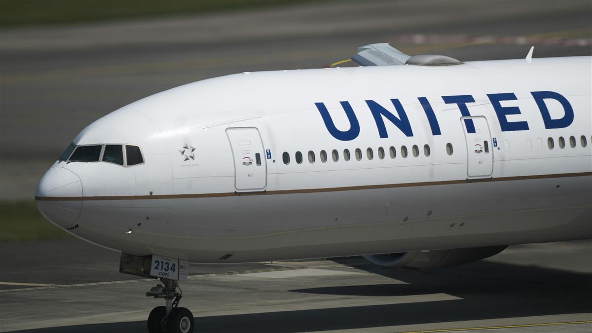 乘客廁所「做1事」...美聯航機長不飛了！網力挺：就該這麼做