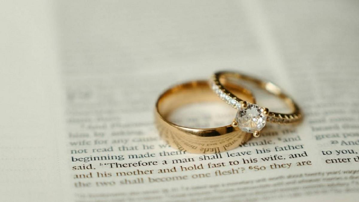 奇蹟！ 男翻「18噸又髒又臭垃圾」尋回婚戒 妻感動落淚：感情更牢固