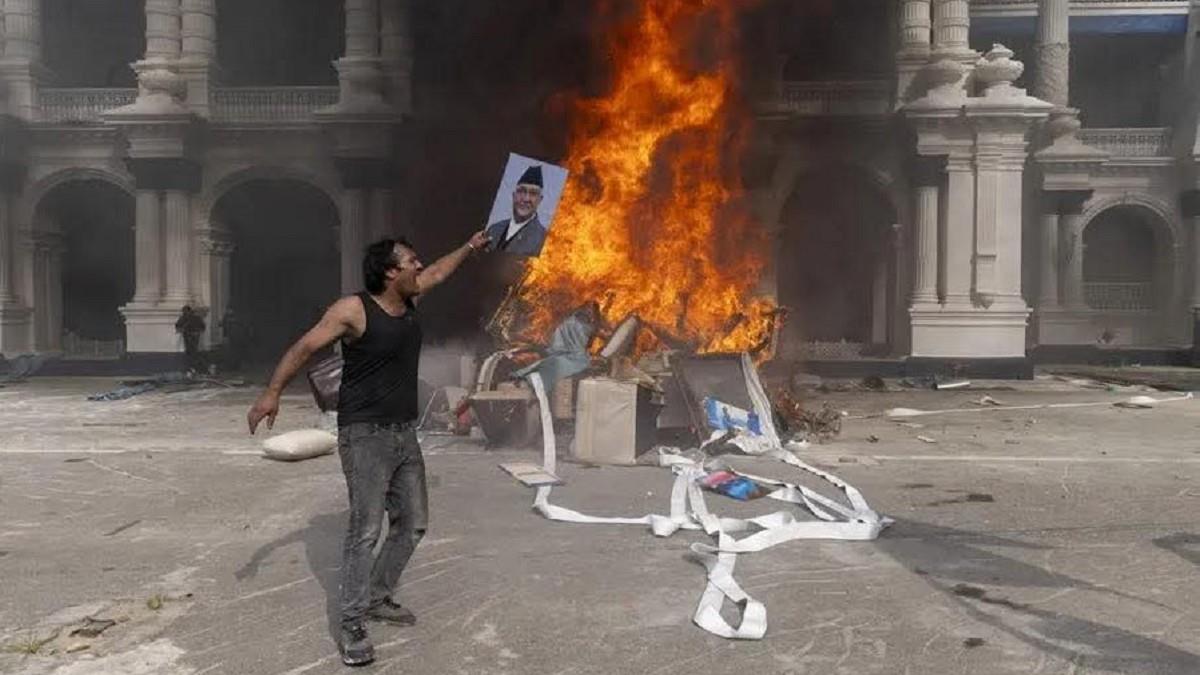 尼泊爾動亂加劇！ 總理、總統辭職難滅火 前總理夫人慘遭燒死