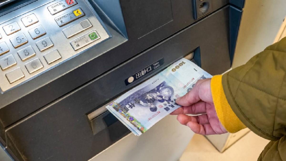 轉帳給自己「帳戶被凍結」 行員1句話他傻眼：當心理師？