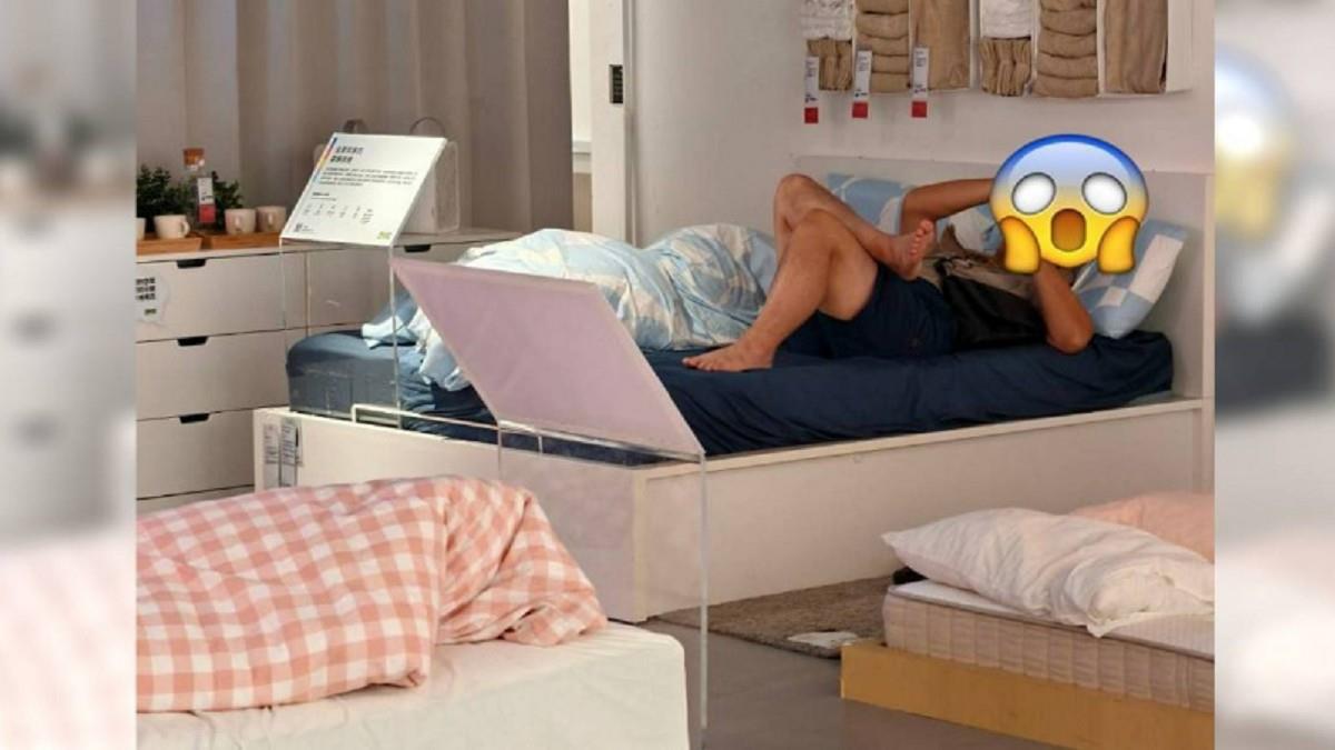 IKEA赫見「光腳男躺床滑手機」 網炸鍋：真當自己家？