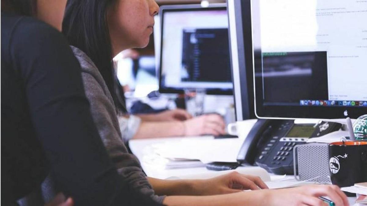 上班首日收紙條！ 同事勸她「逃離無良公司」 網揭陰謀論