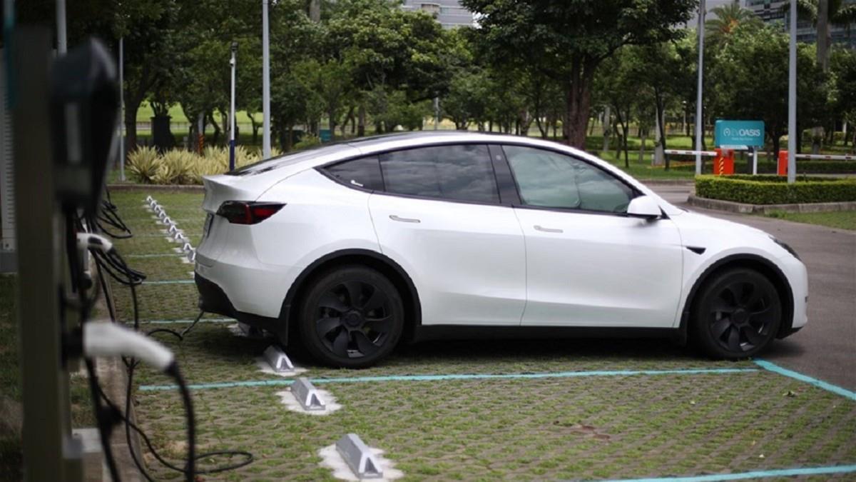 政院拍板！電動車免徵牌照、貨物稅 優惠延至2030