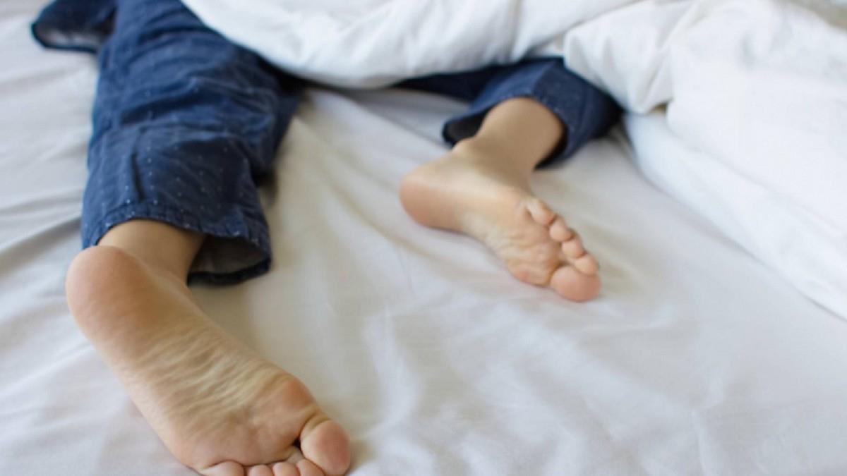 當心！ 睡到一半「揮拳又大叫」 醫揭危險真相：失智前兆