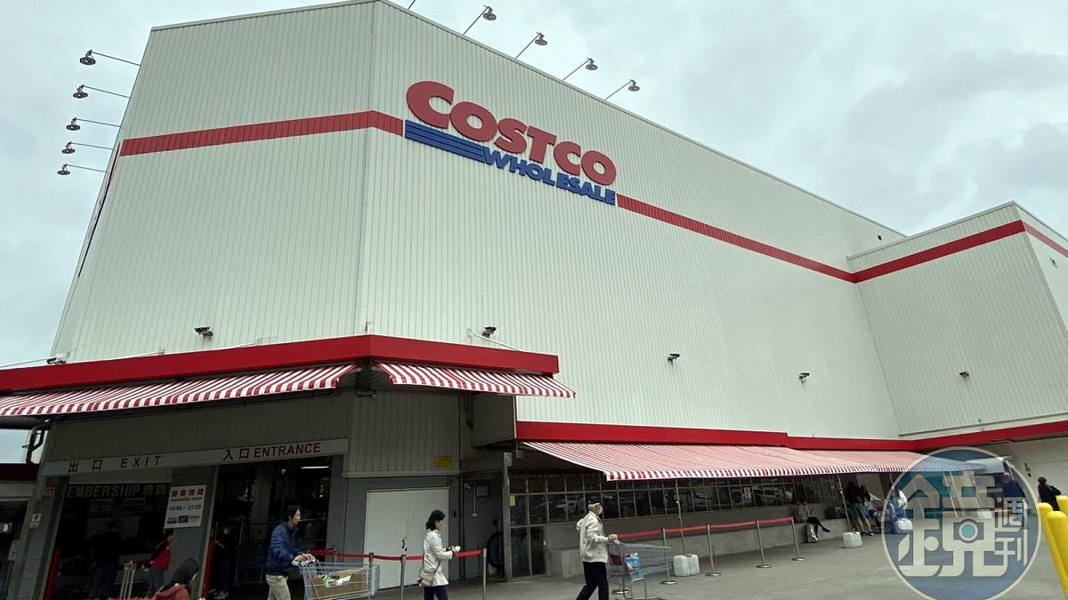 他去好市多「飲料搬整箱」 驚見插香痕跡怒：超缺德