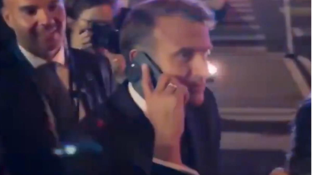 在紐約街頭被攔下！ 馬克宏徒步打給川普：你猜猜怎麼了