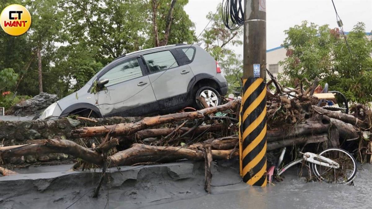 「全光復的垃圾沖來」堵住家門居民求救 善心人開水車、沐浴車前往支援