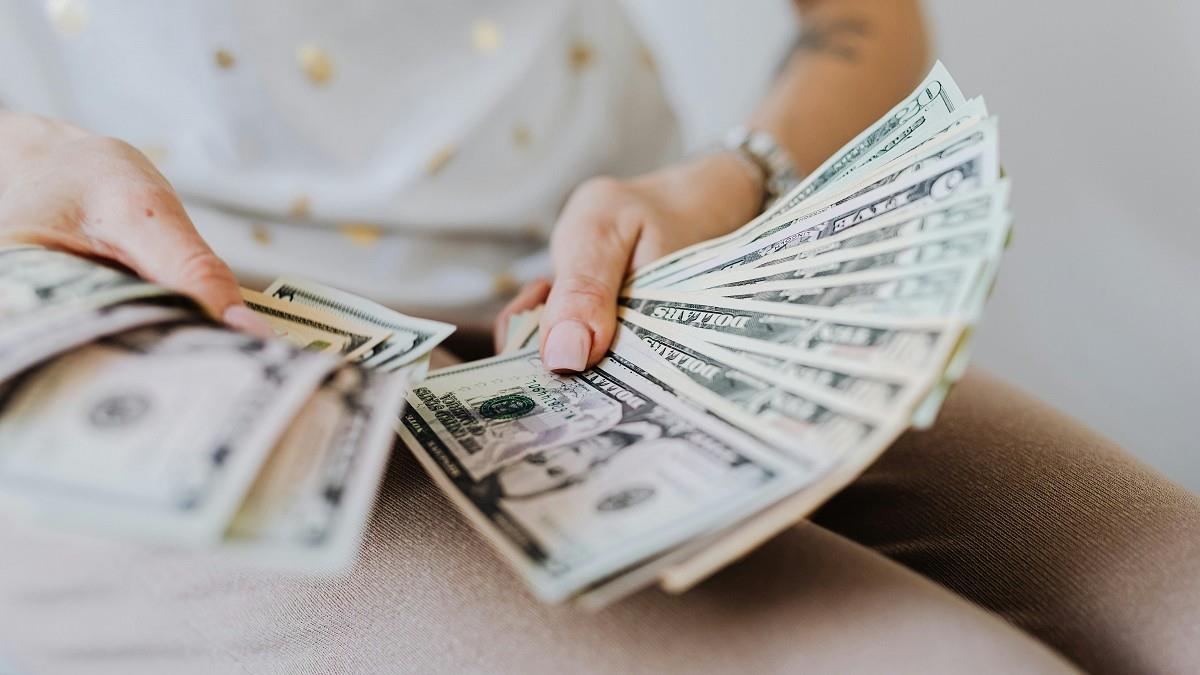 調漲基本工資助加薪？ 人力銀行揭關鍵：產業薪資差距是隱憂