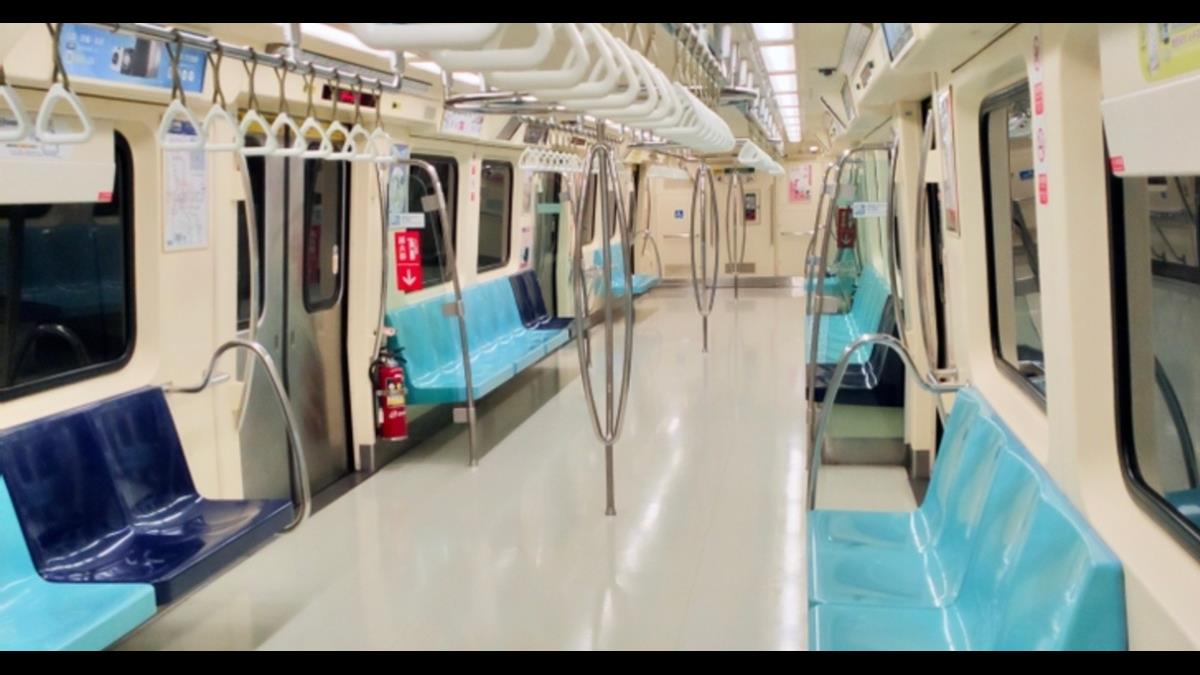 搭北捷「拿包揮人」逼讓座 下秒阿嬤被踹飛 網喊是慣犯