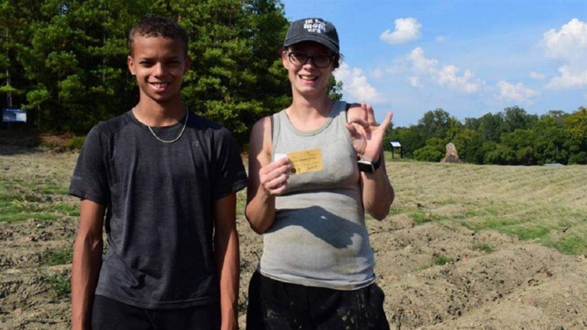 去鑽石公園挖寶！ 一家人花30元買工具 爽獲2.79克拉褐鑽