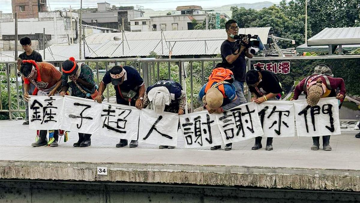 花蓮光復人舉布條！鞠躬謝鏟子超人 感動19萬網友