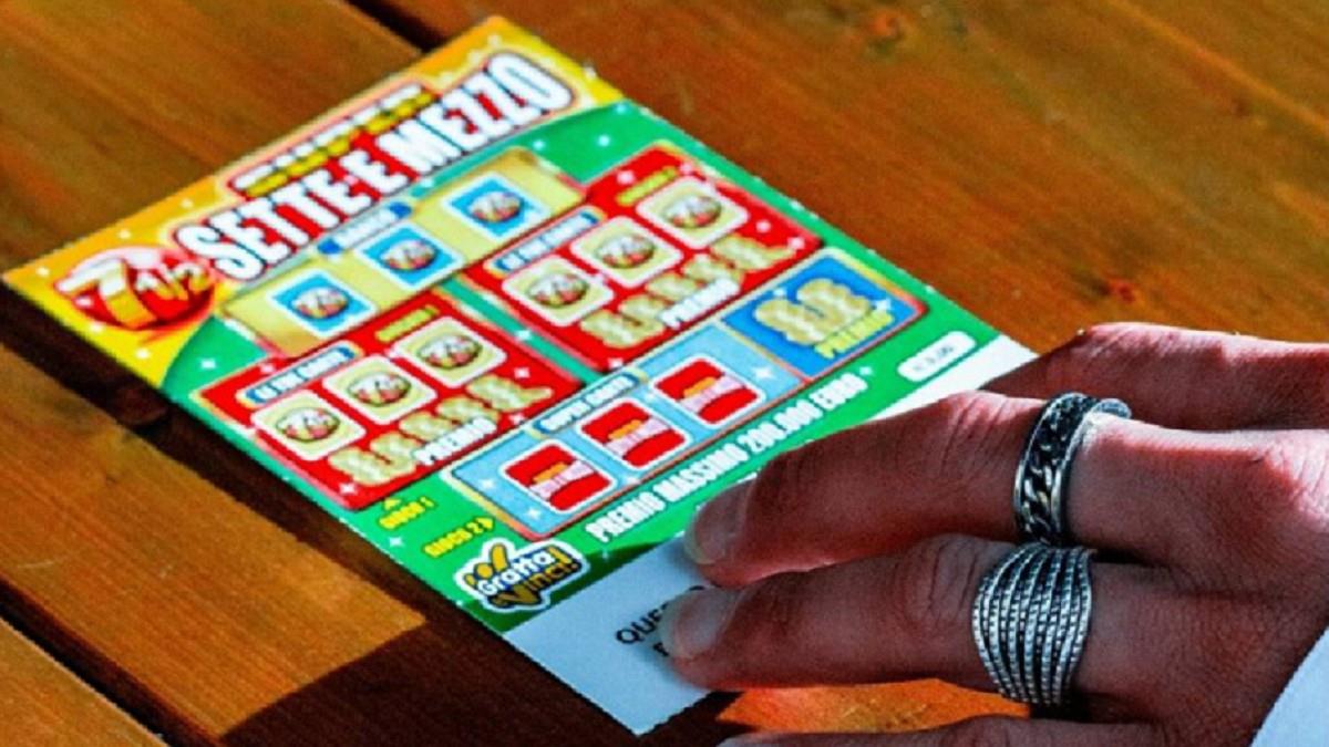 打掃櫥櫃翻出刮刮樂！ 她刮完中300萬嗨喊：差點暈過去