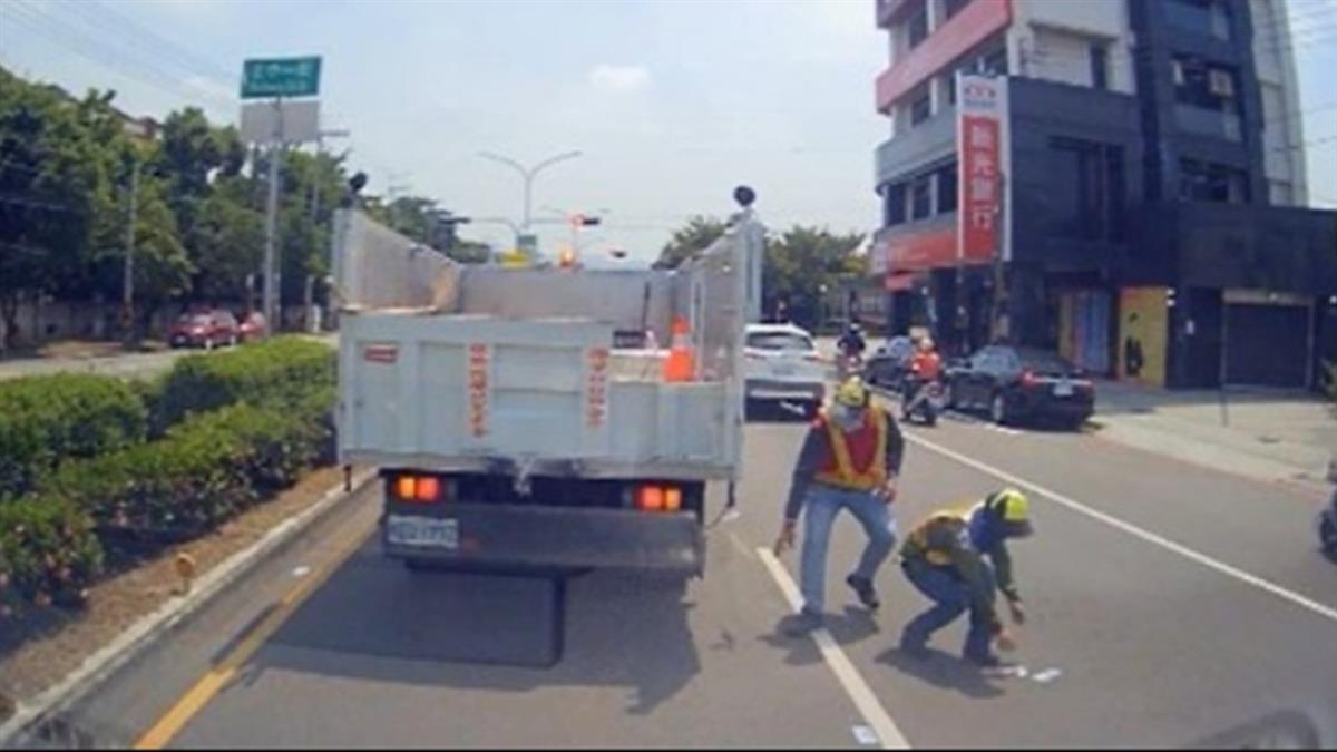 千元大鈔漫天亂飛！ 清潔隊「幫撿回5.9萬」 失主找到了