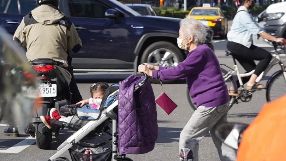 台灣總人口「連21月負成長」 老年人口逼近20%