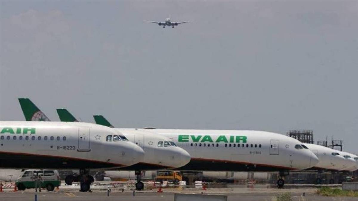 空服員全身痛「仍被要求送餐」 乘客還原狀況：座艙長非常冷漠