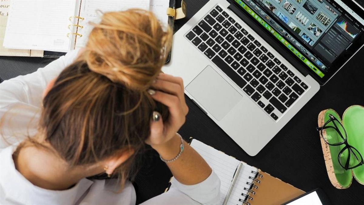 老師發燒上課、醫護吊點滴上班！ 網曝「職場鬼故事」：休假對不起公司