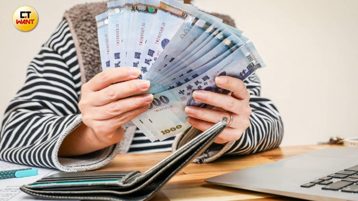 才剛入職就想閃！ 她問「領完年終再離職？」 網曝殘酷真相