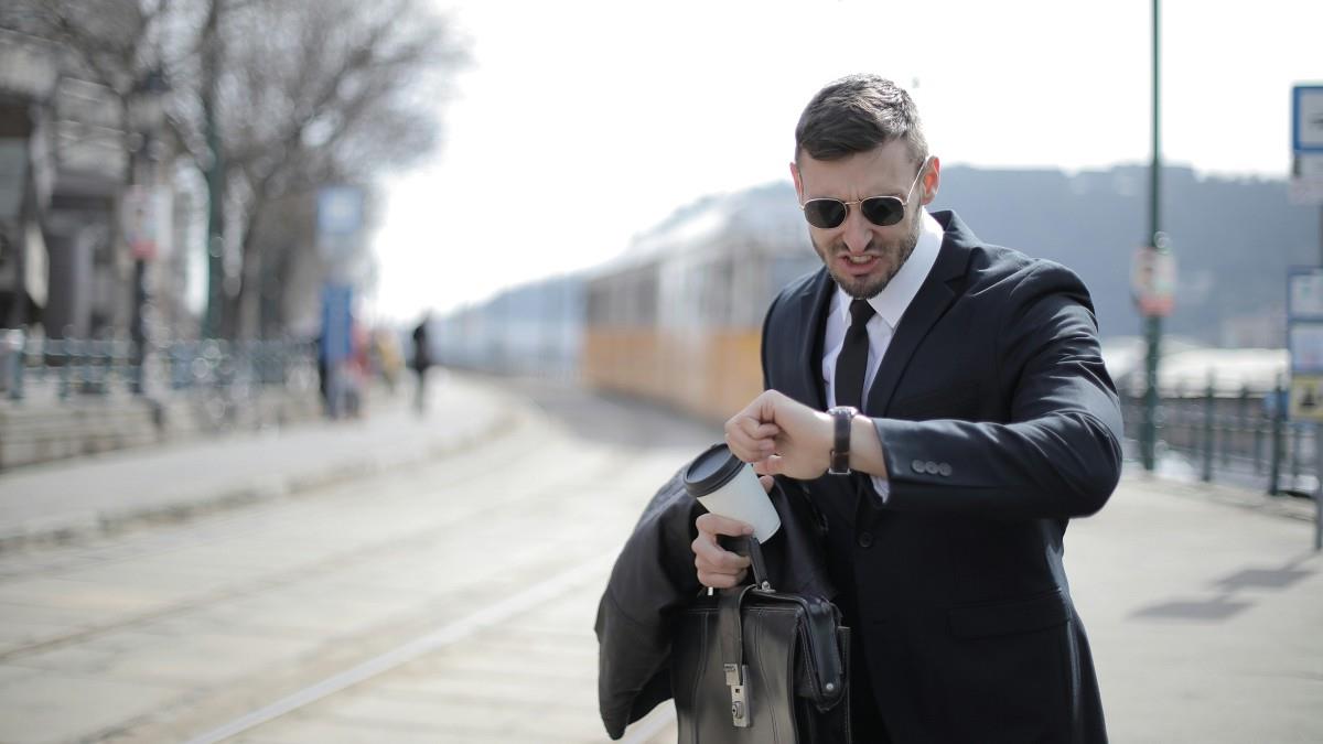 遲到1分鐘「扣1小時薪」 她無奈吐殘酷真相 律師說話了