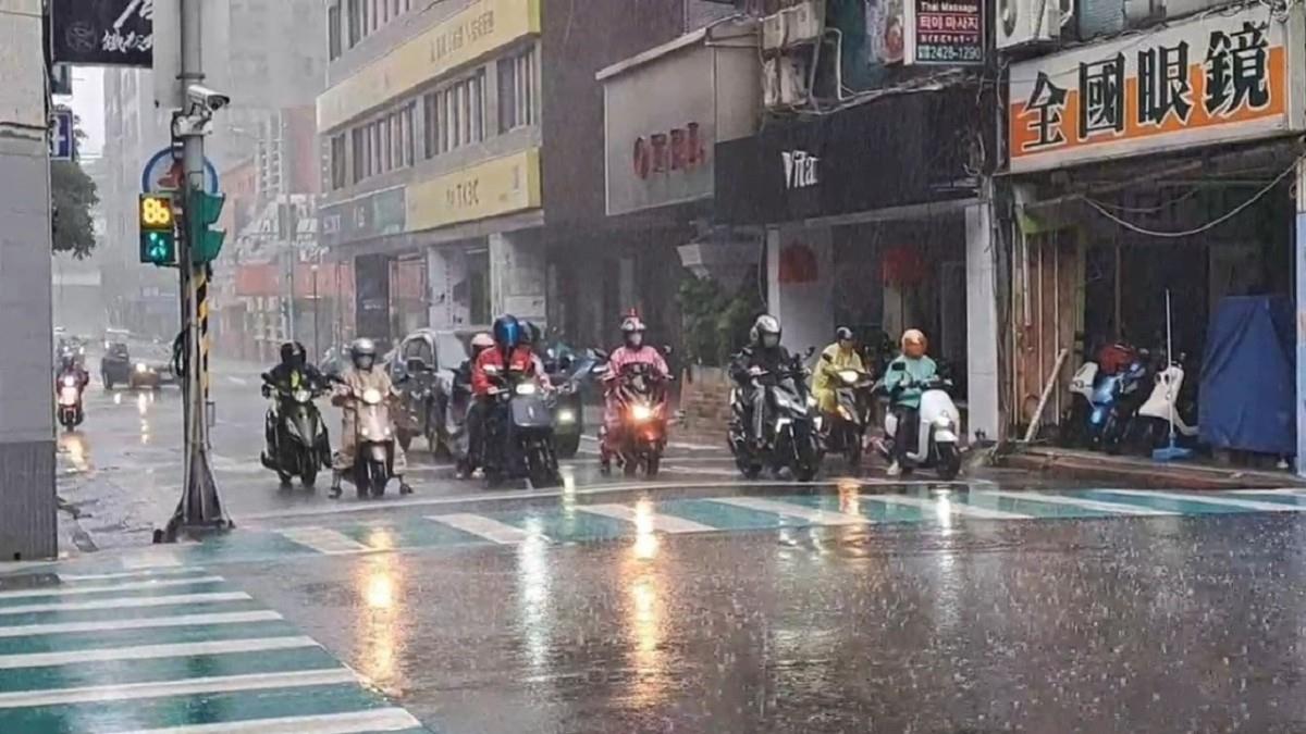 台北超大暴雨沒放假！居民氣炸 市府回應了