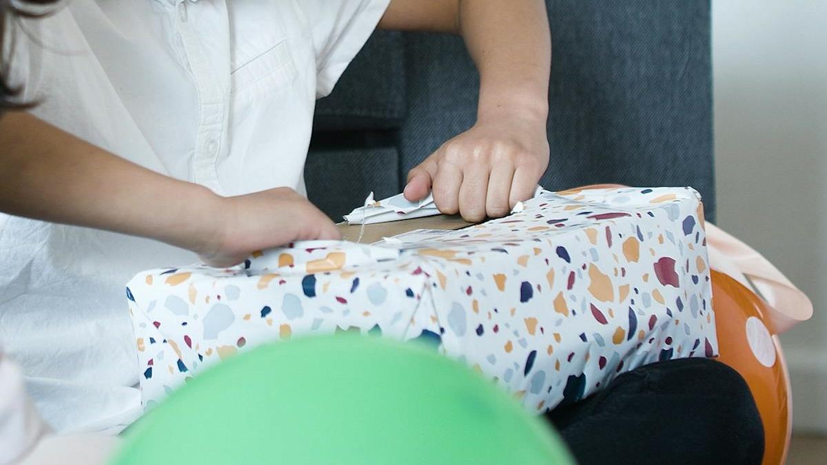 帶伴手禮給父母 回家第一件事「拆包裝」 過來人秒懂：我直接吃一口