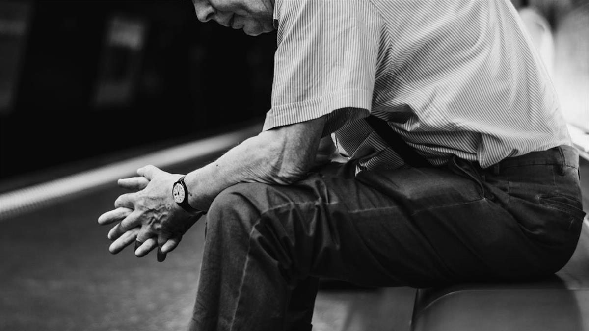 退休有筆資產！ 他「踩1雷」存款瞬間歸零 慘淪便利店打工