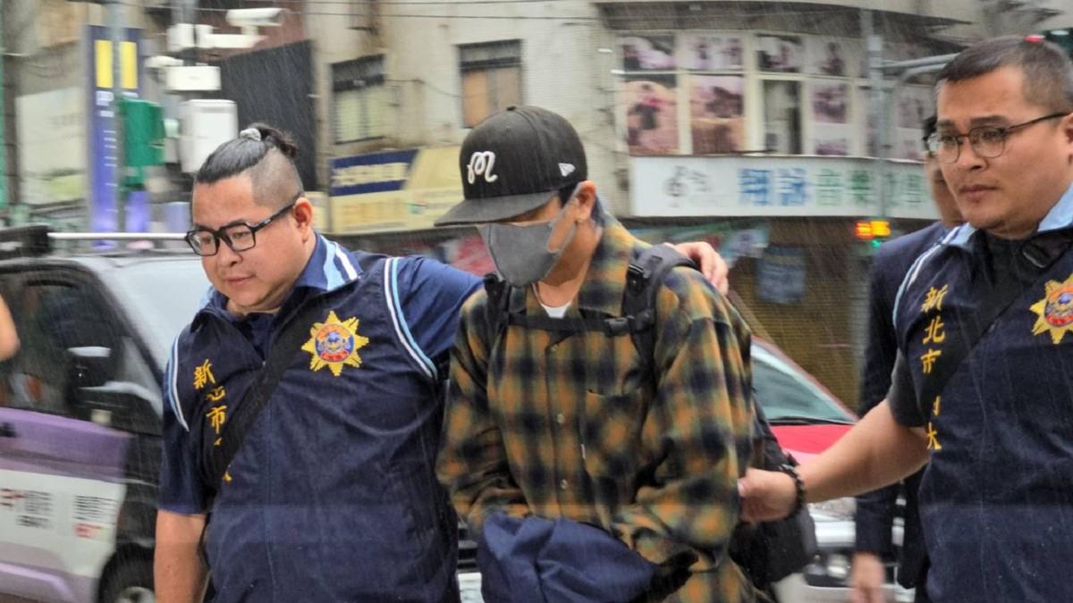 坤達到案了！低頭不發一語進警局 畫面曝光