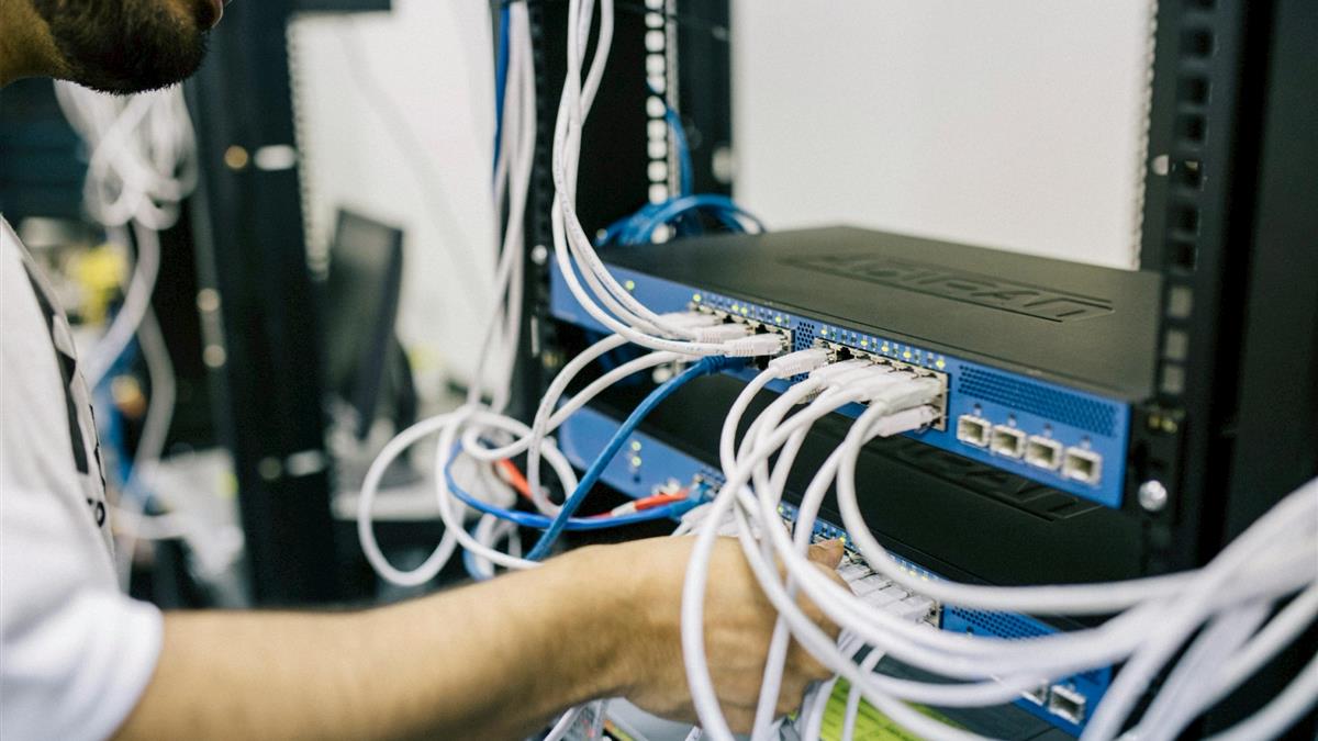 台股攻上28000點！AI題材火力全開 00952報酬衝破七成