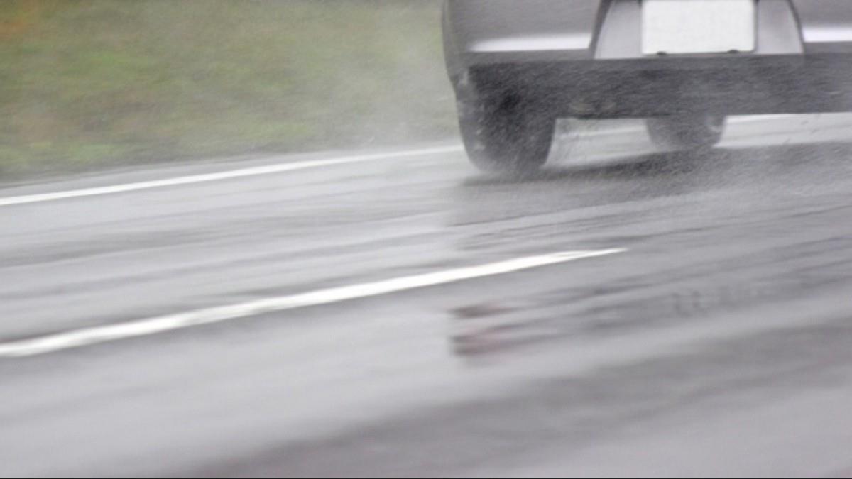 下雨被車濺全溼！ 高中生「從文言罵到英文詩」意外釣出車主