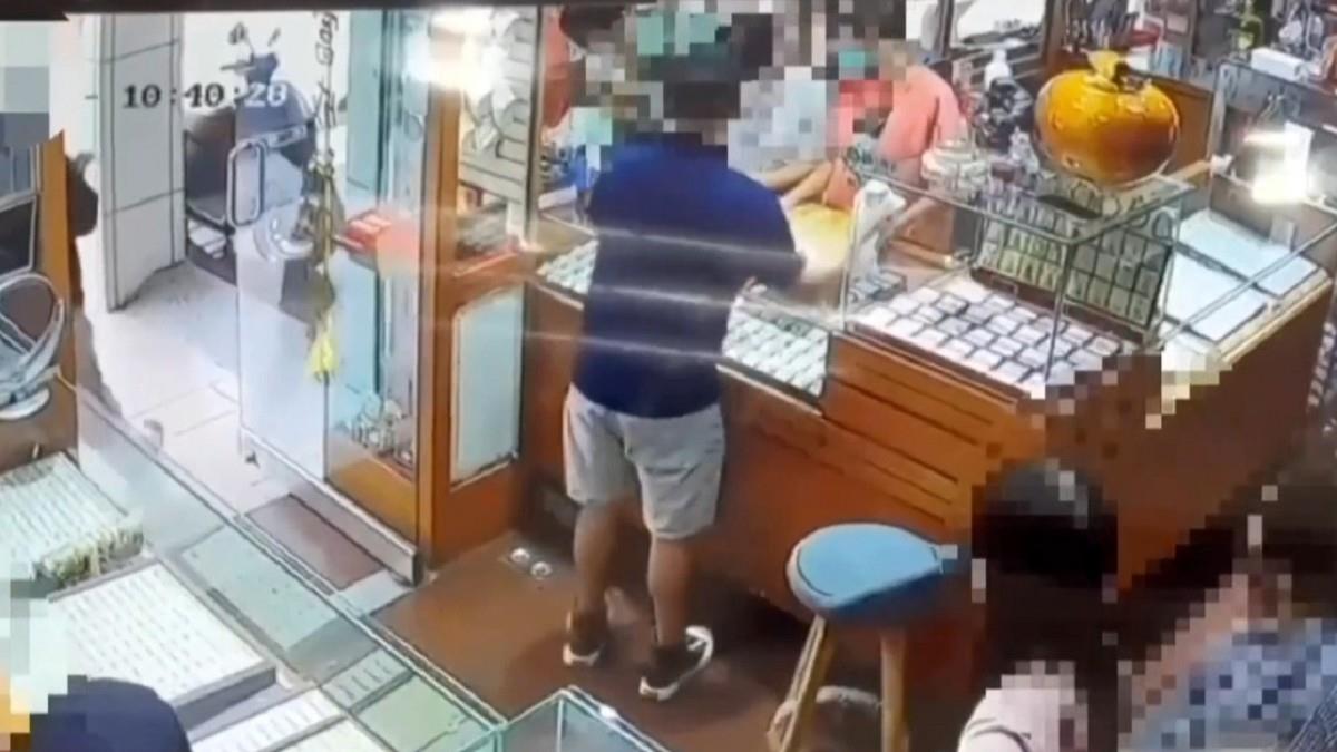 新竹男「開敞篷車」搶銀樓落網 母淚崩不解：家裡又不缺錢