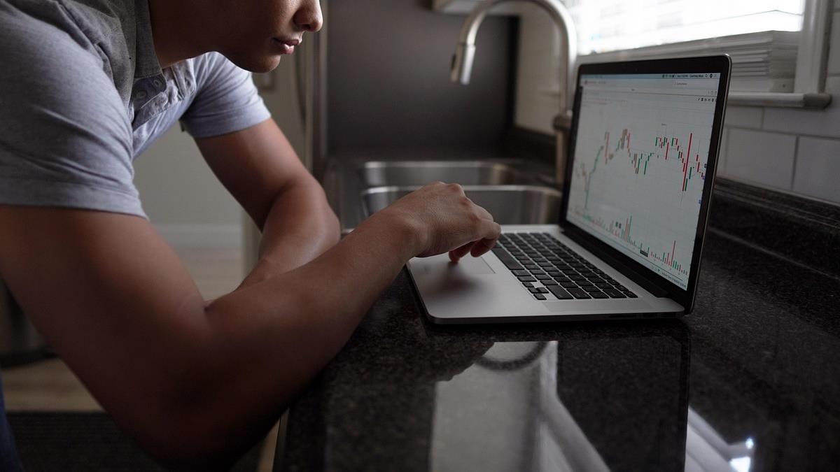 他投資5年買什麼跌什麼「信心被磨光」 網勸：定期定額就好