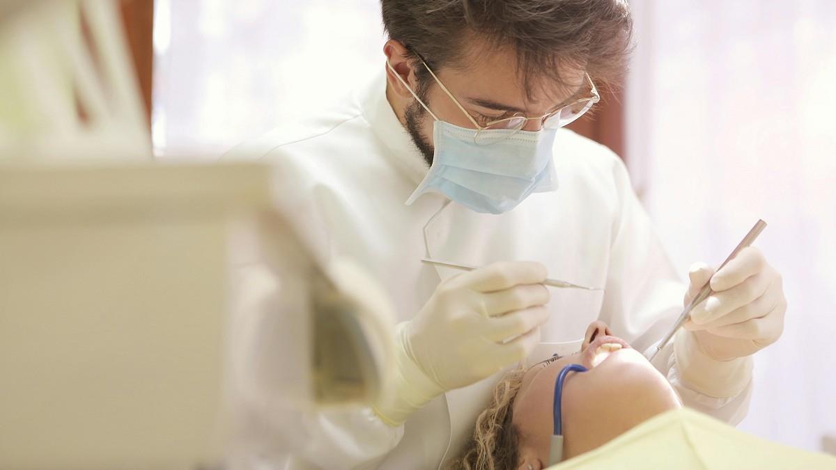 牙爆痛！ 他打10間診所「要等1個月」 牙助曝真相：真的看不完