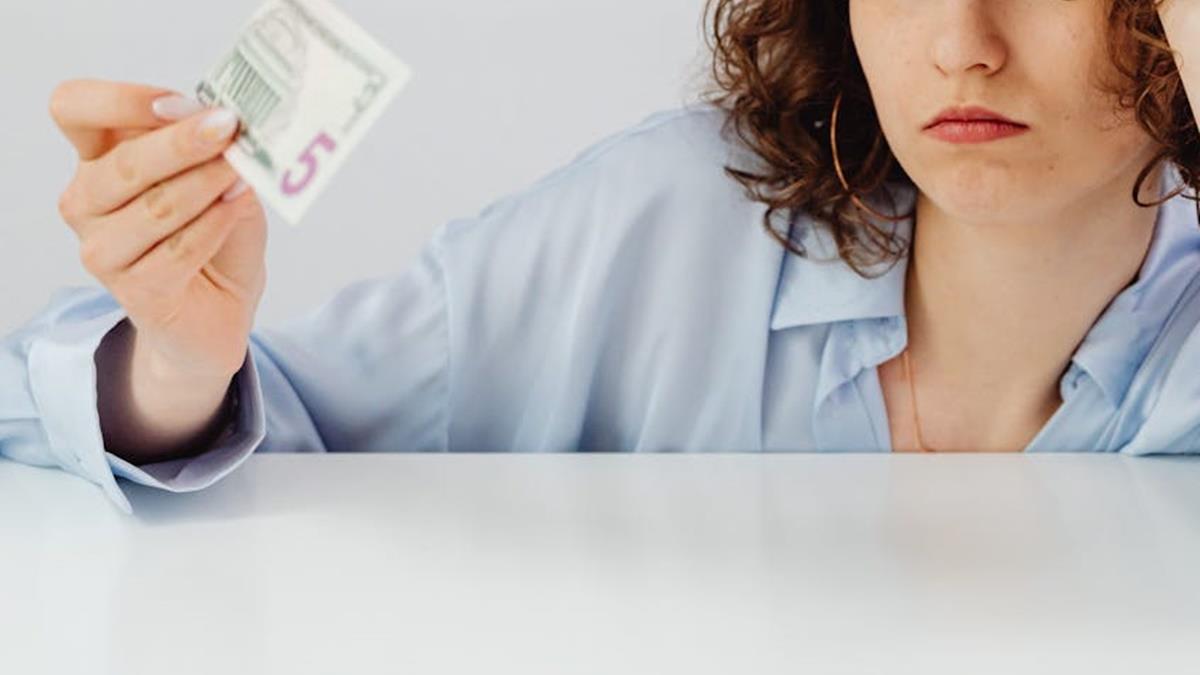 畢業2年「逃不出低薪」又沒動力改變 網揭殘酷真相：還沒被生活逼到