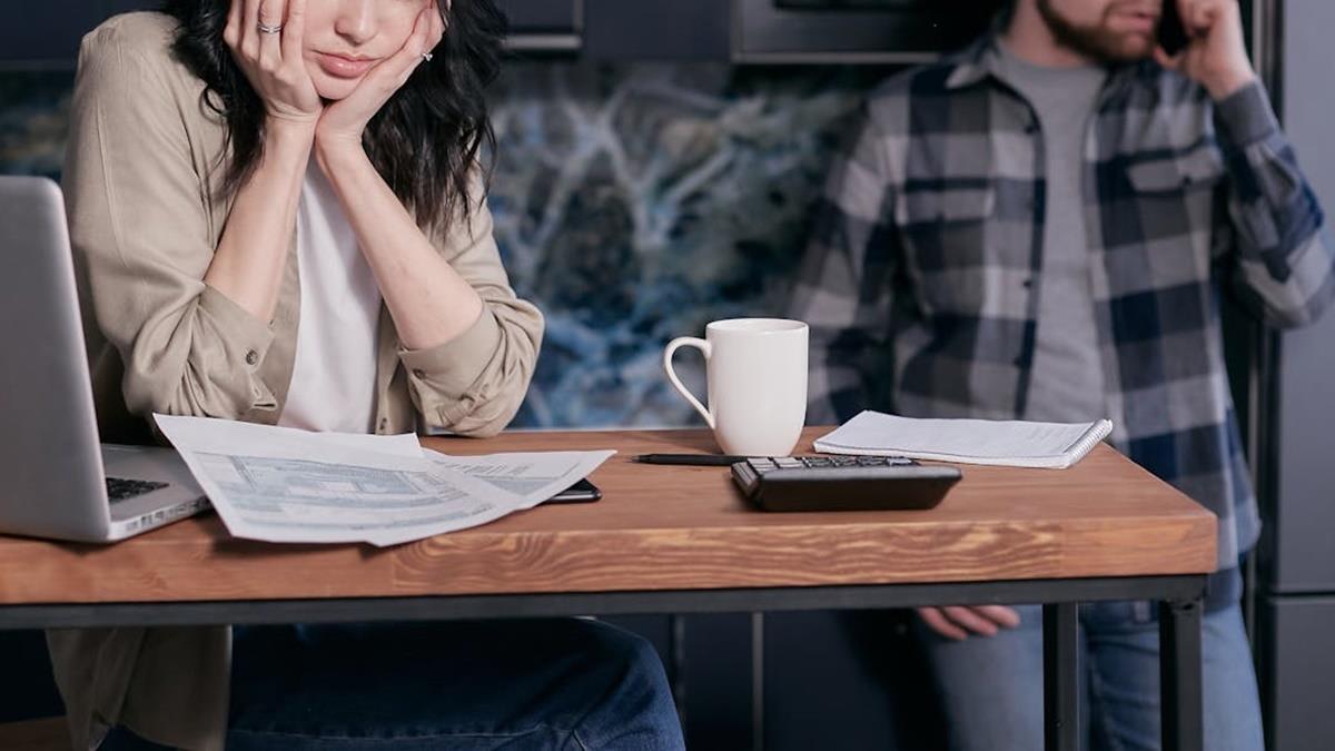 工程師男友年薪300萬！ 她怨「工作填滿沒交流」 網酸：不能要錢又要陪