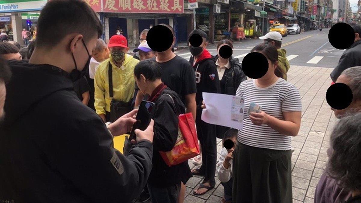 龍山寺前騙個資？ 印證件「領1千」排長龍 網嘆：關心自家長輩