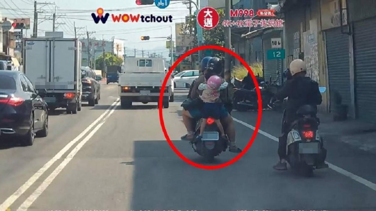 高雄夫妻四貼騎車「把小孩當背包」 網驚：掉下去就是大事故